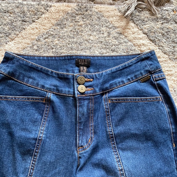 Women's Petite Dual Stretch Back Slit Flared Jeans - Picture 4 of 7